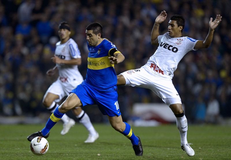 Riquelme e Paulinho voltam a duelar nesta quarta-feira na final da Libertadores / DANIEL GARCIA/AFP