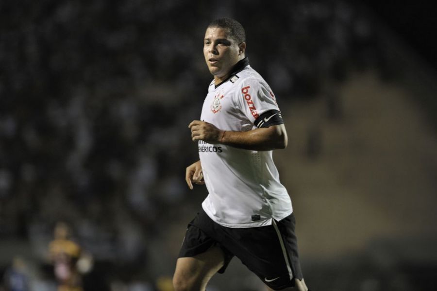 Edu descarta a possibilidade de Ronaldo voltar a jogar e defender o Corinthians no Mundial / Mauricio Lima/ AFP