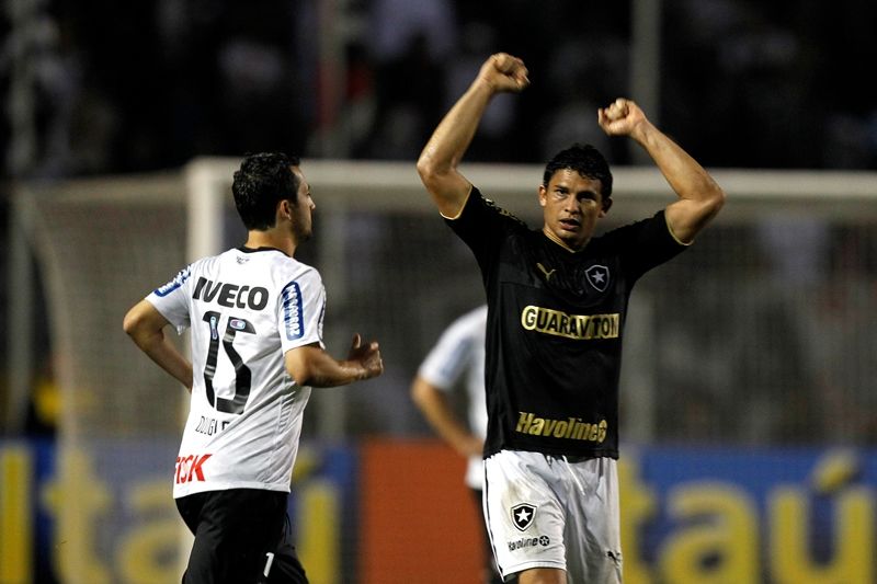 Elkeson foi o artilheiro da noite ao marcar dois gols na vitória do Botafogo contra Corinthians / Almeida Rocha/Folhapress