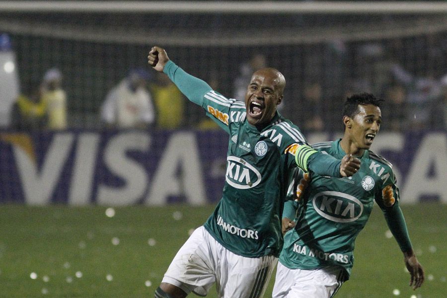 Marcos Assunção comemora o gol de Betinho, que garantiu o título / Piervi Fonseca/Folhapress