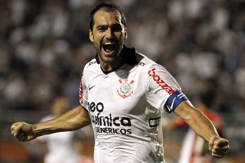 Danilo comemora um de seus dois gols no Pacaembu / Piervi Fonseca/Folhapress