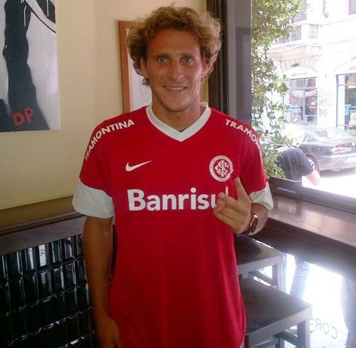 Diego Forlán é um dos reforços internacionais / Divulgação Internacional