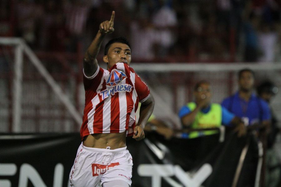 Kieza comemora primeiro gol nos Aflitos, em Recife / Alexandre Gondim/Folhapress
