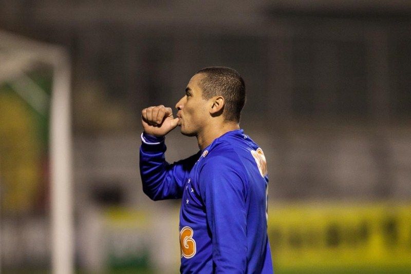 Wellington Paulista comemora gol na vitória do Cruzeiro sobre a Portuguesa no Canindé / Thiago Bernardes/Frame/Folhapress