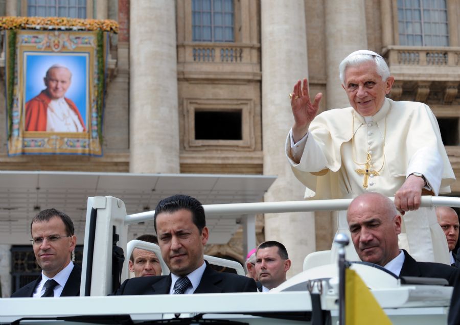 Foto de maio de 2011 mostra o Papa Bento XVI  acenando como em seu papamóvel com seu então mordomo, Paolo Gabriele (centro) / Vincenzo Pinto/AFP