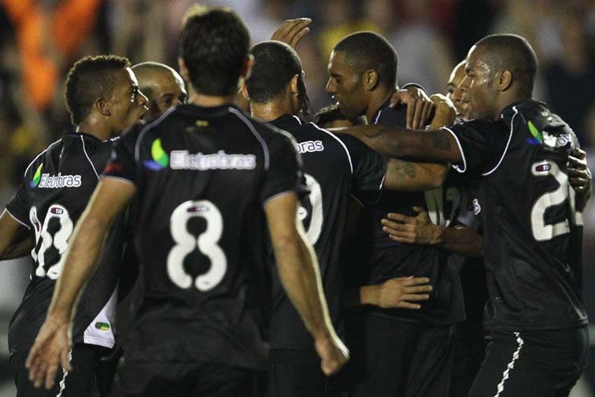 Jogadores do Vasco comemora vitória diante do Santos neste sábado em São Januário / Marcelo Sadio/Site Vasco