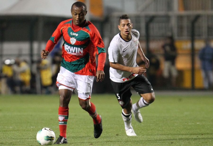 A Portuguesa, de Léo Silva, ficou no empate com o Corinthians, de Ralf / ABC/Digipress/Folhapress