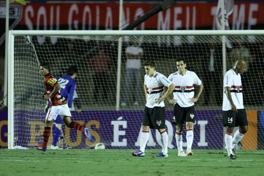 Patrick comemora gol diante de tricolores desolados / Adalberto Marques/Agif/Folhapres