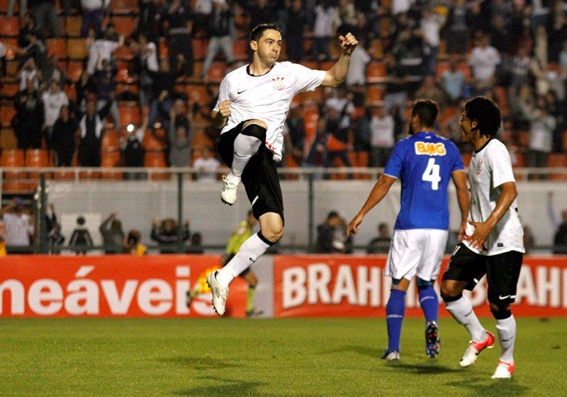 Chicão comemora gol na vitória do Corinthians diante do Cruzeiro no Pacaembu / Ale Vianna/Brazil Photo Press/Folhapress