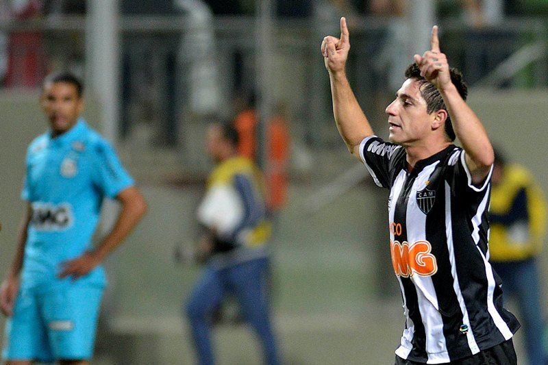 Danilinho comemora gol na vitória diante do Santos nesta quinta-feira / Pedro Vilela/Agif/Folhapress