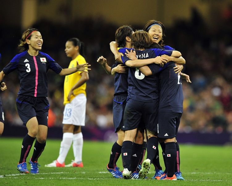 Japonesas comemoram o primeiro gol da partida / Glyn Kirk/AFP