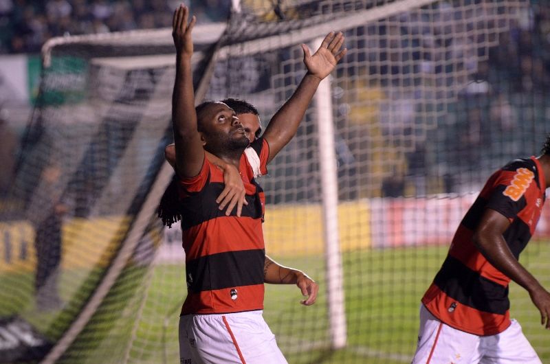 Vagner Love comemora um dos dois gols que fez na vitória do Flamengo sobre o Figueirense nesta quarta-feira / Petra Mafalda/Mafalda Press/Folhapress