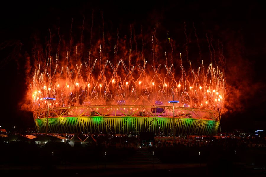 'Em chamas', Estádio Olímpico ganha as cores da bandeira do Brasil / Indranil Mukherjee/AFP