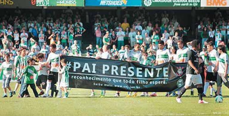 No domingo, campanha foi divulgada em jogos de futebol, como em Coritiba e Corinthians, no Couto Pereira / Gilmar Ferreira / Agência CNJ