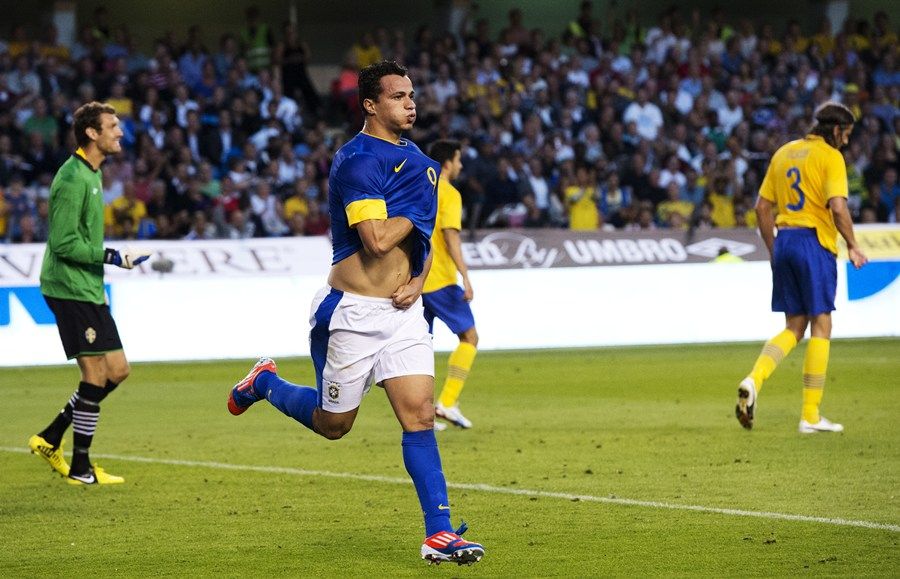 Leandro Damião comemora o gol que abriu o placar para o Brasil / Jonathan Nackstrand/AFP