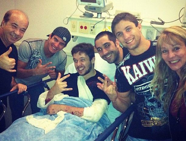 No hospital, Bruno recebe o carinho de familiares e amigos / Divulgação/Twitter