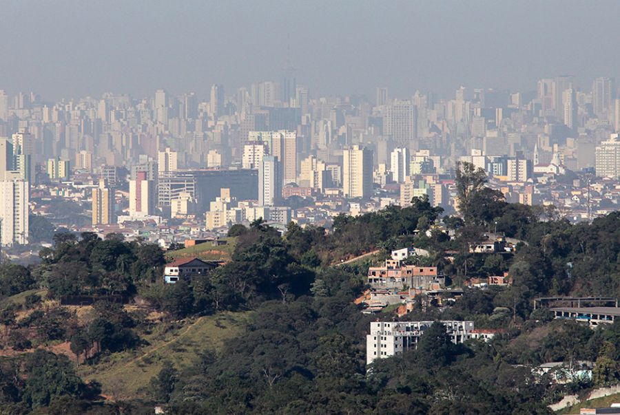  Vista da zona norte de São Paulo nesta terça; é possível visualizar a camada de poluição formada pelo ar seco / Luis Moura/Folhapress