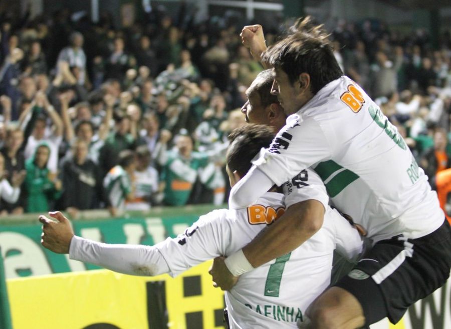 Jogadores do Coxa vibram após o gol da vitória / Franklin de Freitas/Folhapress
