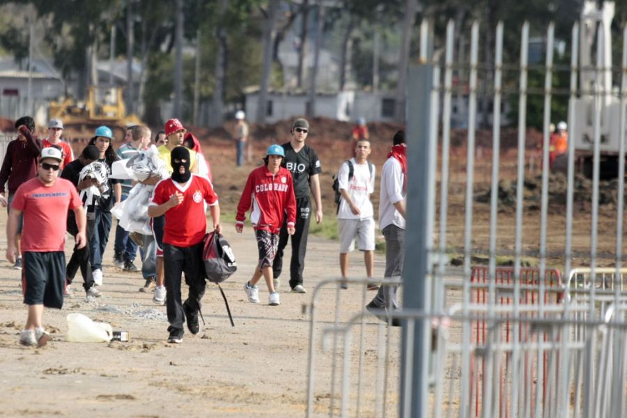 Torcida do Inter durante protesto no Beira-Rio / Wesley Santos/Folhapress