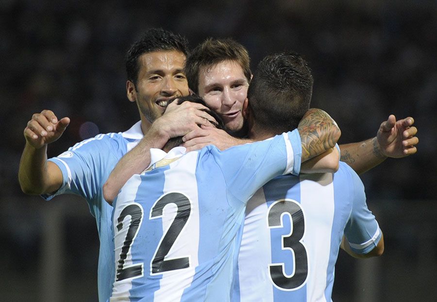 Messi comemora gol de falta na vitória sobre o Paraguai / Juan Mabromata/AFP
