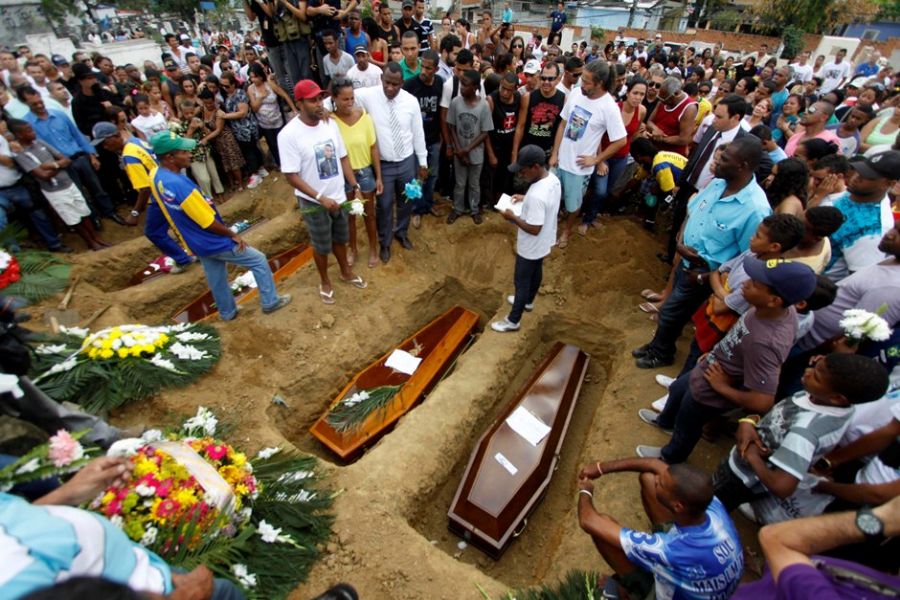 Rio jovens encontrados mortos são enterrados Notícias Cidades