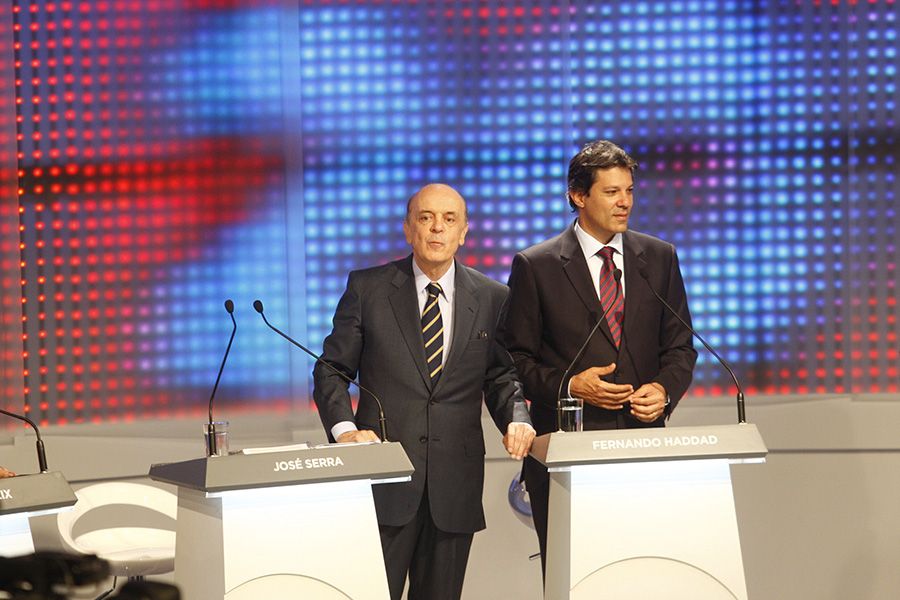 Serra e Haddad durante debate em São Paulo / Joel Silva/Folhapress