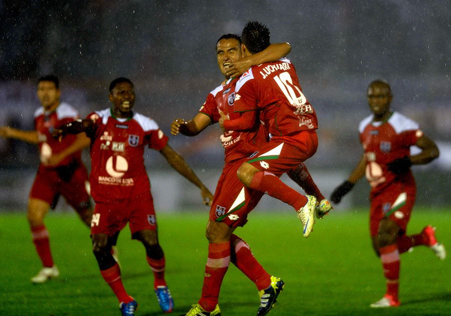 Jogadores da LDU comemoram gol na vitória sobre o Nacional / Miguel Rojo/AFP
