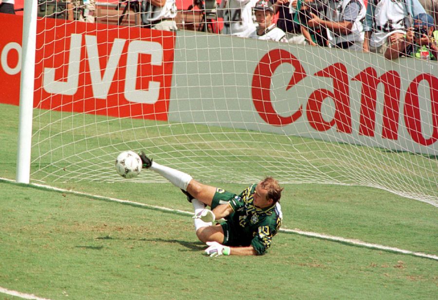 Taffarel defende o pênalti do italiano Massaro na final da Copa de 1994 / Foto: Masao Goto Filho/AE