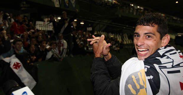 Diego Souza festeja título da Copa do Brasil diante da torcida: melhor momento no Vasco