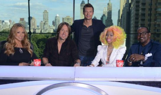 Os jurados do programa, Mariah Carey, Keith Urban, Nicki Minaj e Randy Jackson, com o apresentador Ryan Seacrest no meio / Divulgação/Fox