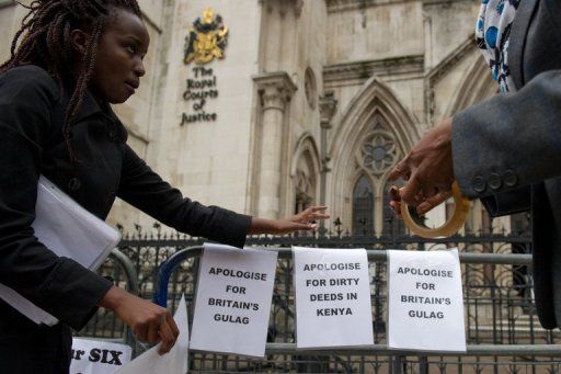 Simpatizantes de quenianos protestam em frente ao Tribunal Superior de Londres em julho / Leon Neal/ AFP