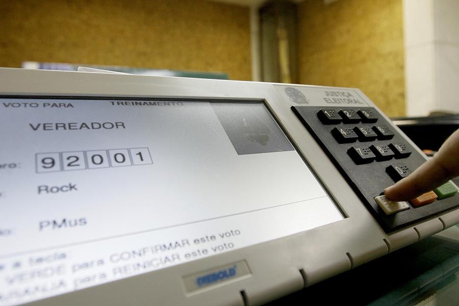 Voto nulo é contabilizado quando o eleitor tecla um número que não corresponde a nenhum candidato / Eduardo Quadros/Fotoarena/Folhapress