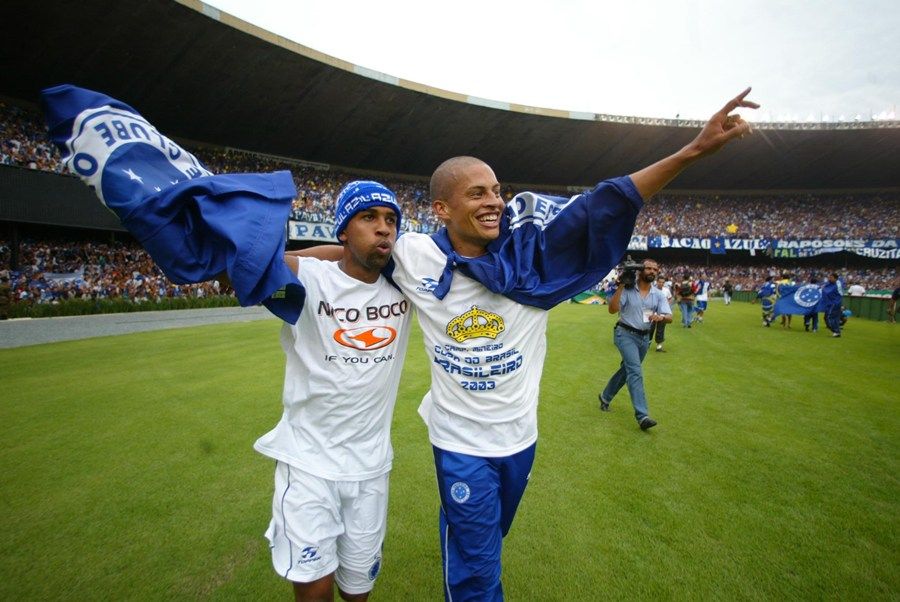 Alex foi campeão pelo Cruzeiro em 2003. Na foto, ele comemora título com Leandro / Antônio Gaudério/Folhapress