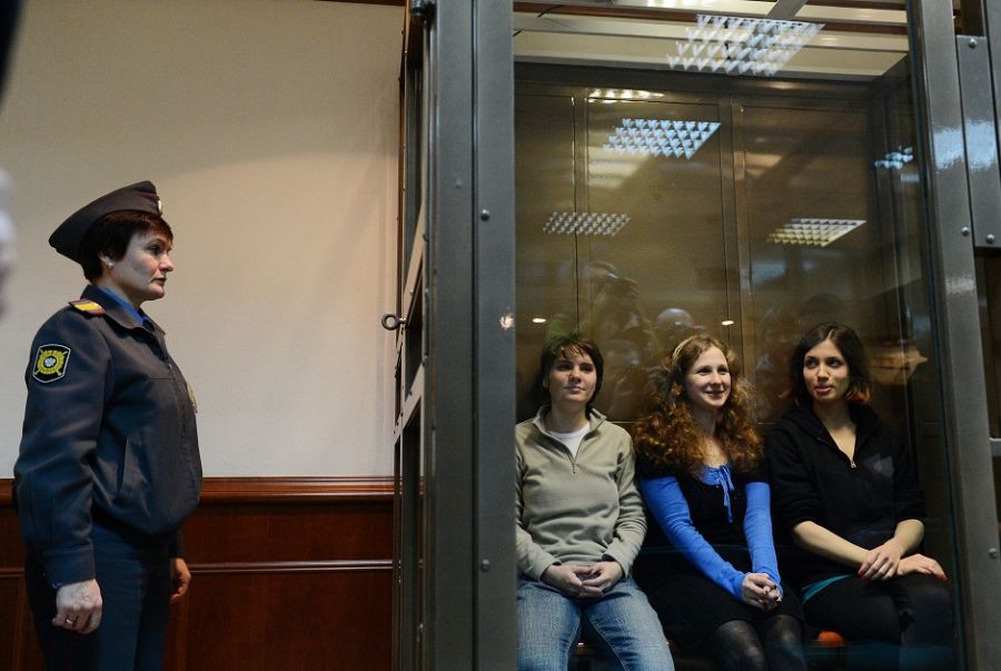 Maria Alyokhina, Yekaterina Samutsevich e Nadezhda no Tribunal em Moscou / NATALIA KOLESNIKOVA / AFP