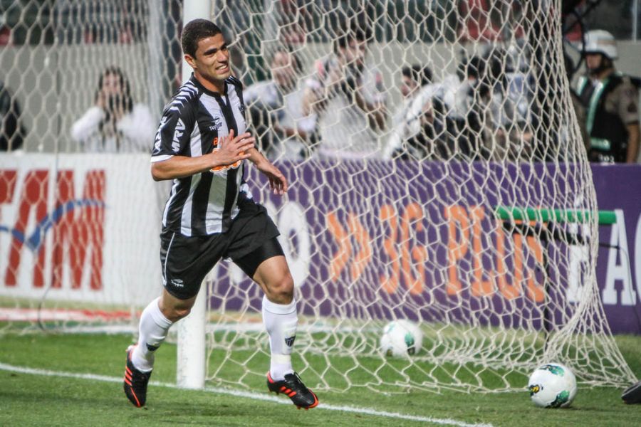 Leonardo comemora gol: atacante marcou duas vezes e salvou tarde do Galo / Bruno Cantini/Site oficial do Atlético-MG