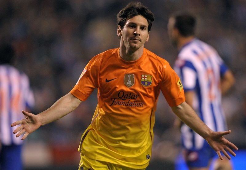 Messi comemora um dos três gols que fez na vitória do Barcelona contra o La Coruña / Miguel Riopa/AFP 