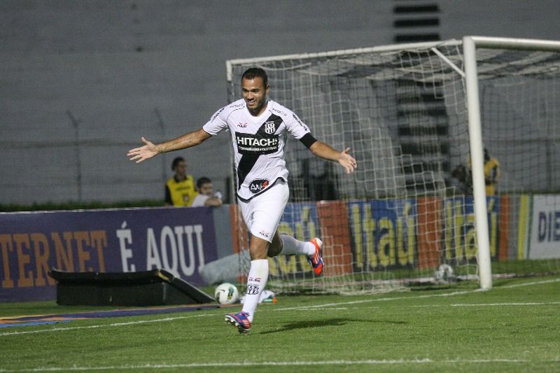 Roger comemora único gol da partida na vitória da Ponte Preta contra o Cruzeiro / edro Amatuzzi/Sigmapress/Folhapress