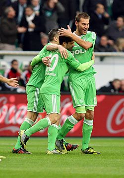 Diego comemora um de seus dois gols na vitória do Wolfsburg / Divulgação/Wolfsburg