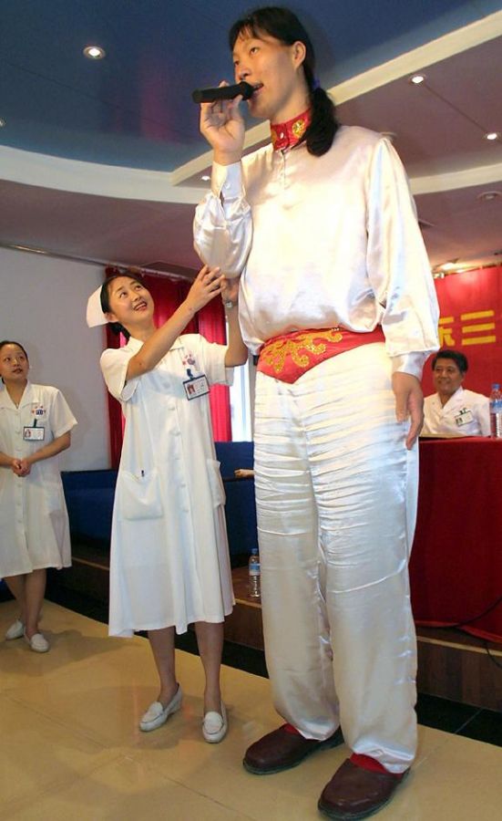 Foto tirada em 18 de maio de 2002, enquanto Yao Defen agradecia médicos e enfermeiros pelo tratamento para parar o seu crescimento / AFP Photo
