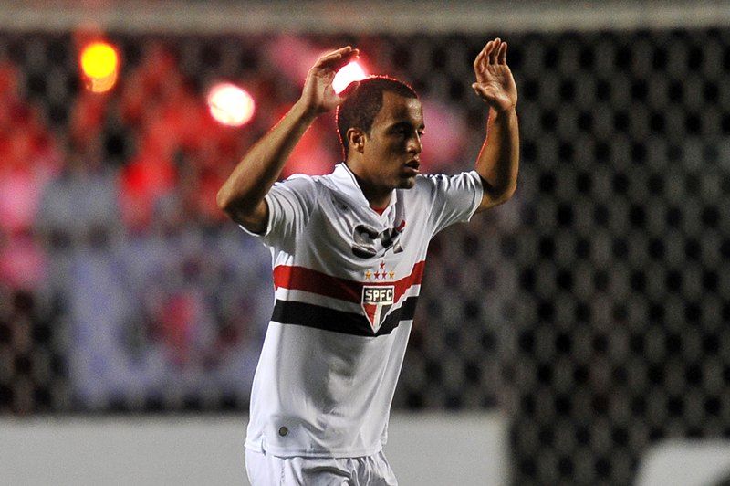 Lucas comemora último gol pelo São Paulo e o título da Sul-Americana / Nelson Almeida/AFP