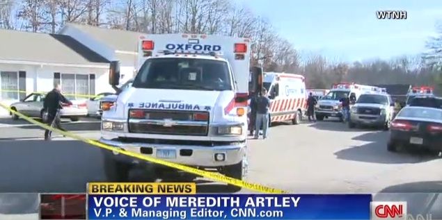 Ambulâncias foram encaminhadas ao local após tiroteio nesta sexta-feira / Reprodução/CNN