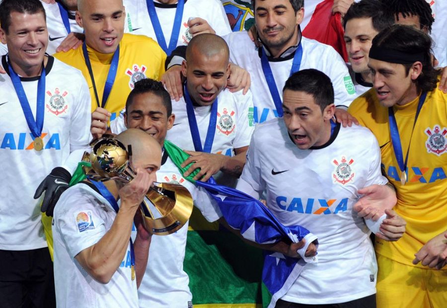 Alessandro beija troféu do Mundial: brasileiros na frente / Toshifumi Kitamura/AFP