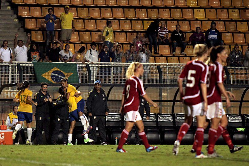 Jogadoras do Brasil comemoram gol e título do Torneio Cidade de São Paulo nesta quarta-feira no Pacaembu / Fernando Pilatos 
