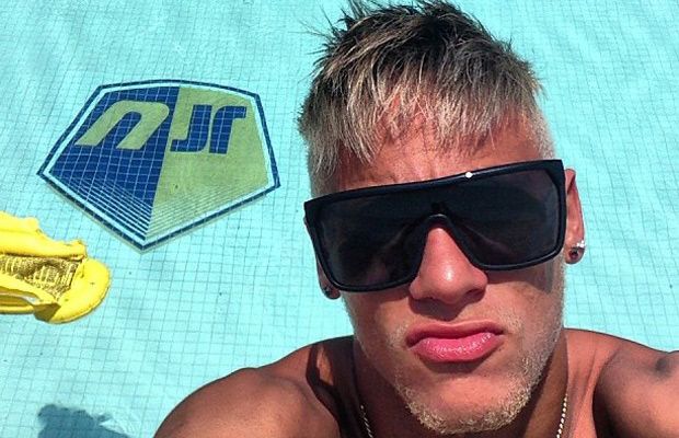 Neymar brinca de super-herói na frente da piscina