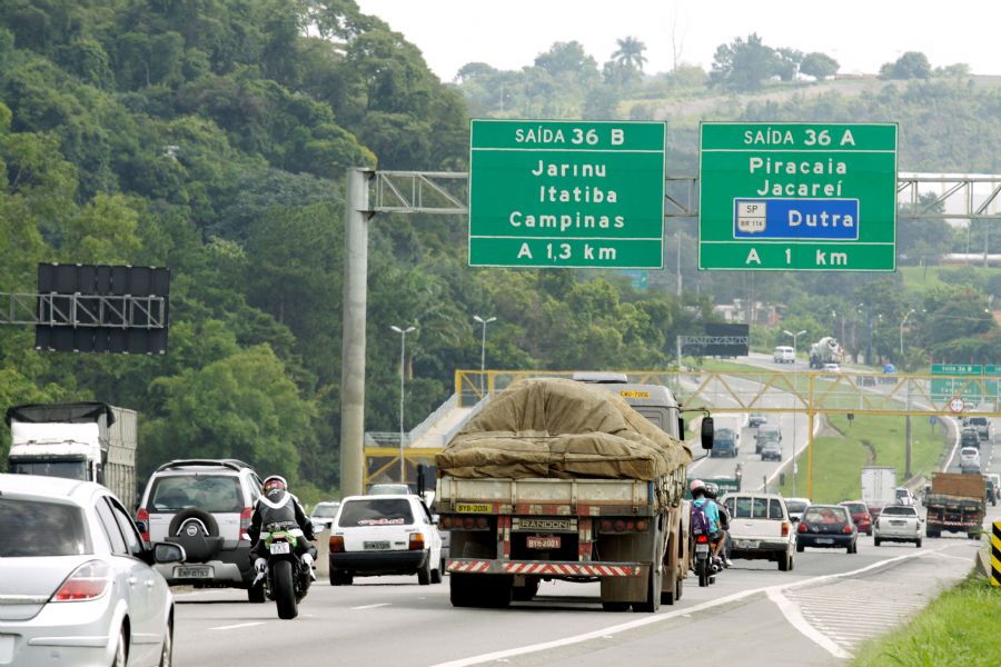 Movimento na rodovia Fernão Dias, que liga São Paulo a Belo Horizonte, na manhã de sábado (29) / Luis Moura/Folhapresss