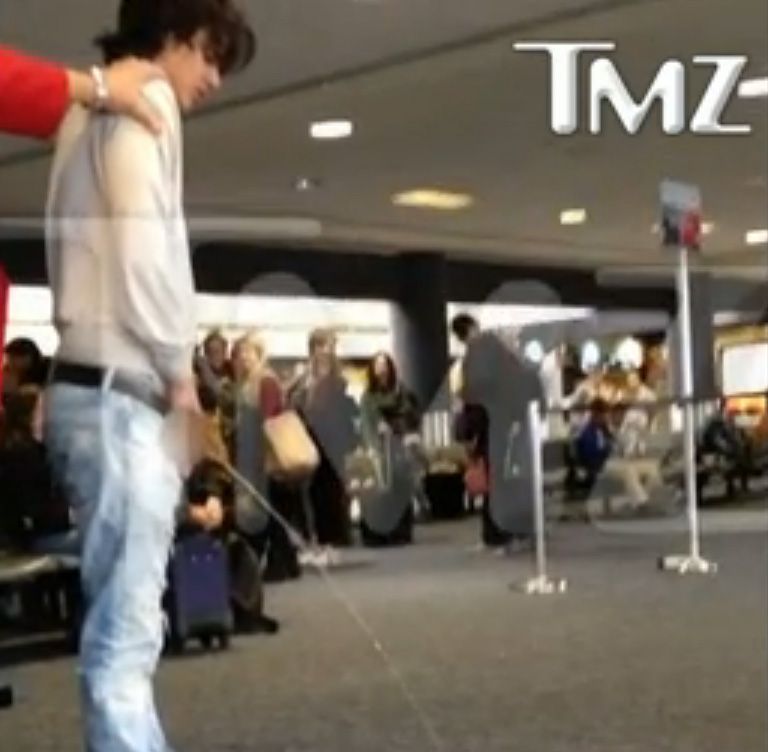 Bronson Pelletier é filmado fazendo xixi em aeroporto / Reprodução/TMZ