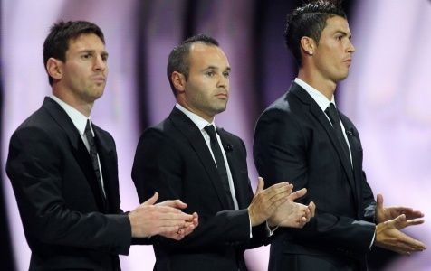 Messi, Iniesta e Cristiano Ronaldo brigam pelo título de melhor jogador do mundo em 2012 / Valery Hache/AFP