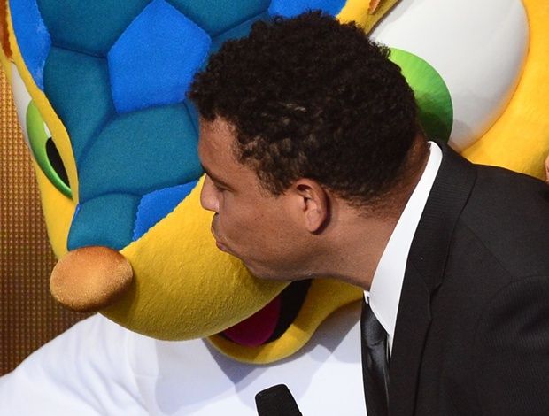 Ronaldo dez discurso na cerimonia e beijo o mascote da Copa no Brasil, Fuleco