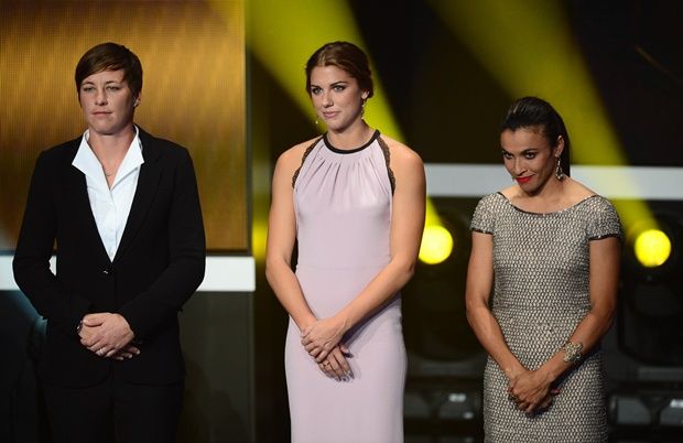 As candidatas a prêmio de melhor jogadora de futebol do mundo estavam no palco: as americanas Abby Wambach, Alex Morgan e a brasileira Marta