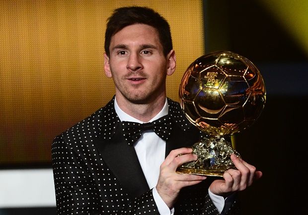 Messi exibe mais um prêmio da Bola de Ouro, é o quarto consecutivo